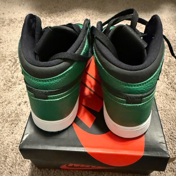 Authentic Jordan 1 Retro High GS ‘Pine Green 2.0’ - Picture 5 of 8